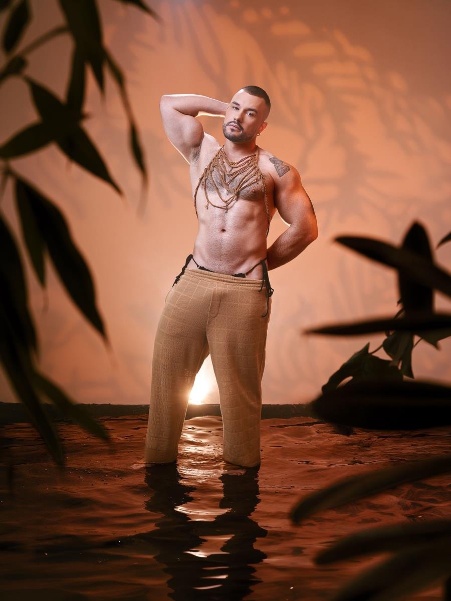 Lu Santoz em ensaio editorial